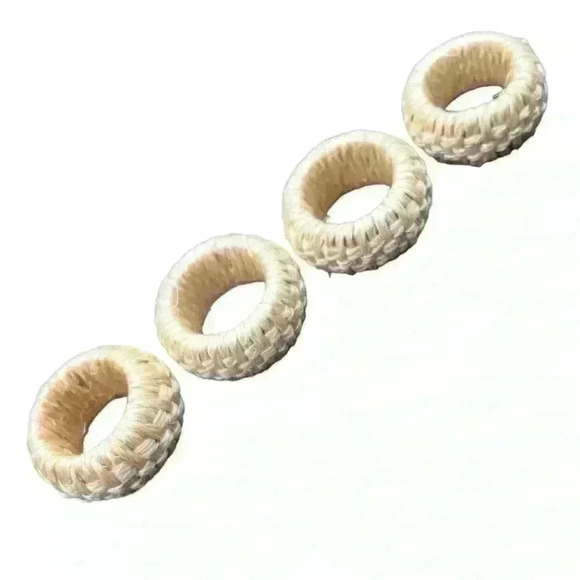 Woven straw raffia napkin rings set of 4 - Picture 3 of 4